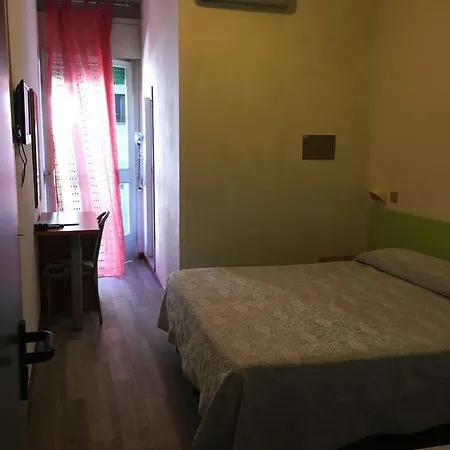 فندق Promenade Simple Con Piscina 3*